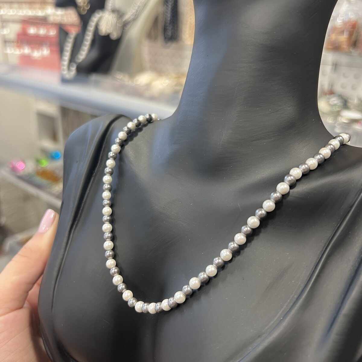 Colier perle de mallorca albe si negre sfere 4mm