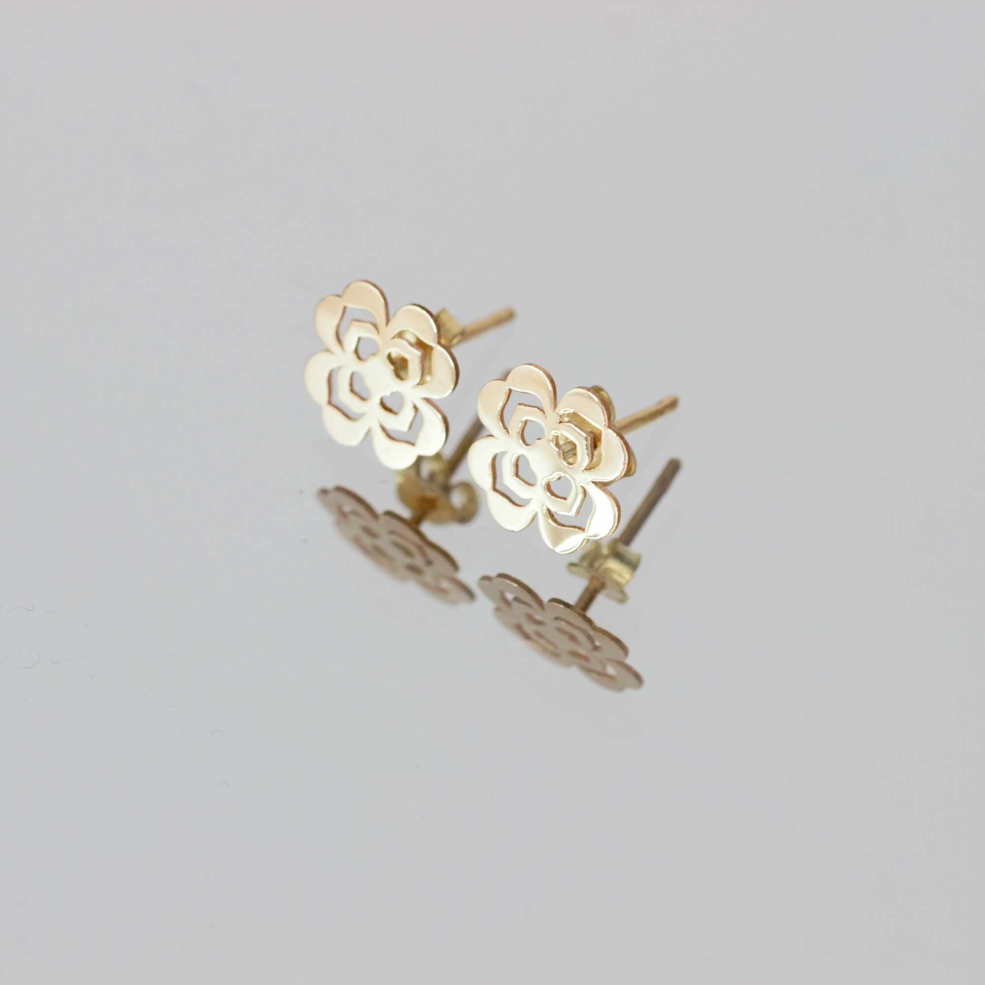 Cercei model floricica – aur galben, alb sau roz de 14K