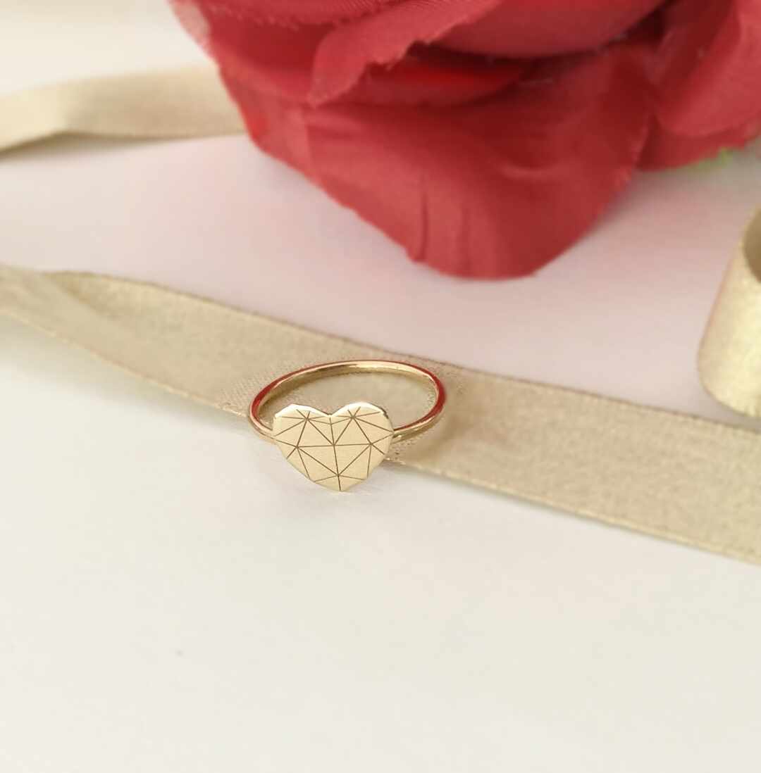 Inel cu model inimioara gravata – aur galben, alb sau roze 14k